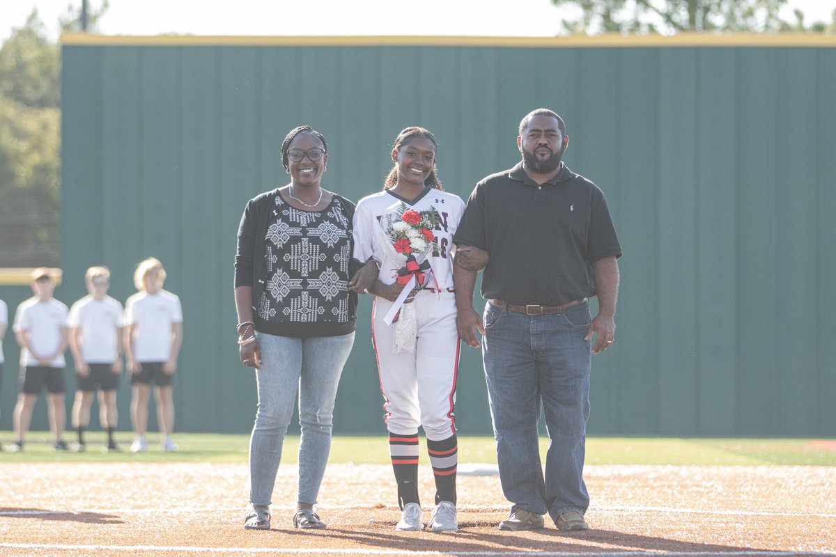 Union_Athletics's tweet photo. Our Class of 2022 Softball seniors!🥎❤️ 

Jaycee, Ashlyn, Katelynn, and Sydney - time to finish the season and off strong and good luck in this next chapter! We were lucky to have you represent the best school in the nation!

#UnionSB | #BuildingChampions https://t.co/LpYSBHb7Pn