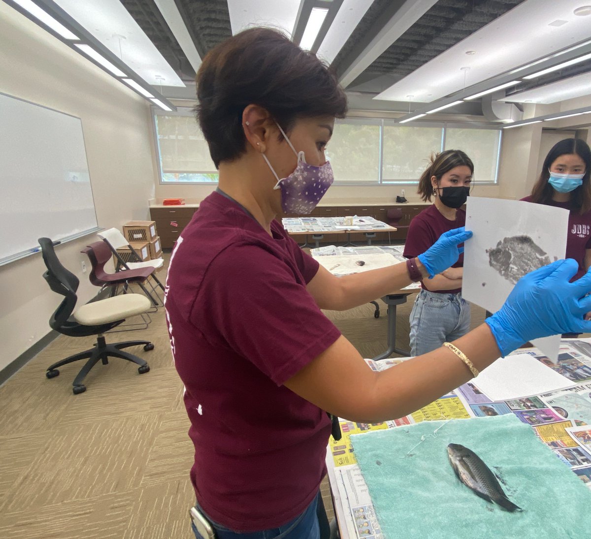 I think this student should get extra credit!  She caught fish to share with her class for a gyotaku fish painting activity!  Mahalo Mrs. Yoo for teaching the students the art of gyotaku and ishibumi (rock calligraphy)! #japanesehonorsociety #hbaeagles