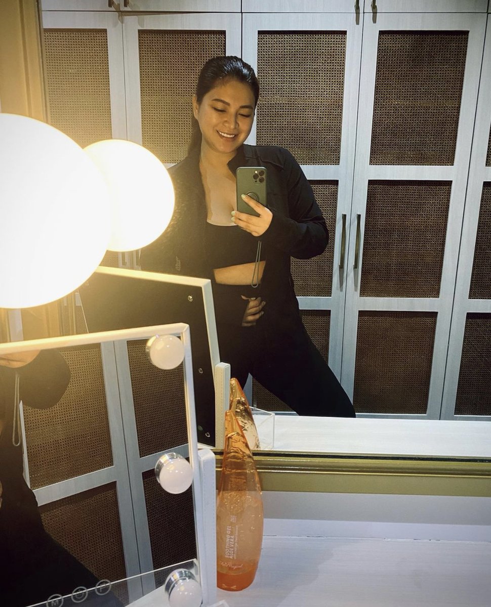 inquirerdotnet's tweet photo. 'REMEMBER TO LOVE EVERY INCH OF YOU' 🧡

LOOK: Actress Angel Locsin seems to be doing very well on her ongoing weight-loss journey as she posted her mirror selfies on Instagram showing off a fitter physique. | 📷Angel Locsin/Instagram https://t.co/kSmhmGEga2