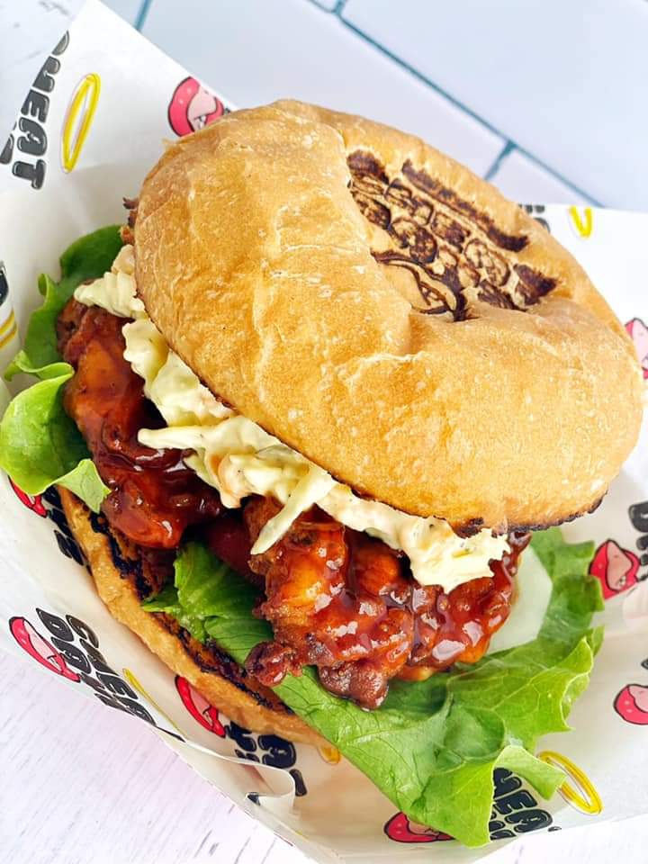 Cheatdayz869's tweet photo. We. Are. Almost. Readyyy Cheatnation! Here’s a what’s in store👇🏽
Xtra Hot and Spicy chicken thigh fried to a perfect crisp, muy caliente jalapeños, topped w/ cheat’s cool you down slaw and onion rings for extra texture🤌 Sure to make you habla espanol!
Meet #NewLook #cheatdayz. https://t.co/O3sh03mRtA