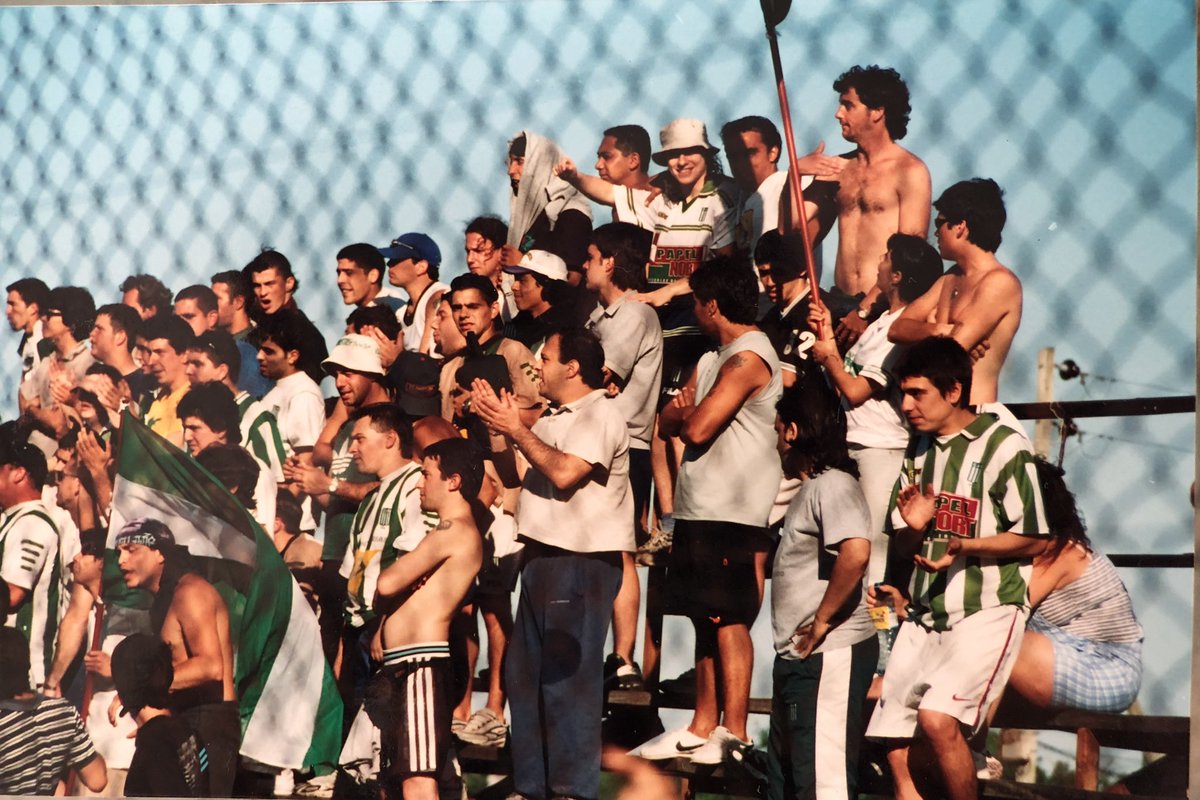 pincha_excursio's tweet photo. Palpitando el partido del domingo con @1975Adb 

Excursionistas en Berazategui. 

Año 2001, aquellos años felices 🇳🇬🇳🇬🇳🇬

@FotosHinchadas @excursio1910 @porexcursio @ExcursioRetro @Ascenso94 https://t.co/hqbIcuqvTi