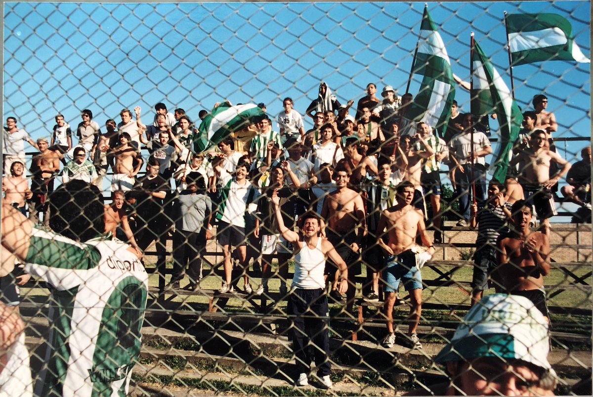 pincha_excursio's tweet photo. Palpitando el partido del domingo con @1975Adb 

Excursionistas en Berazategui. 

Año 2001, aquellos años felices 🇳🇬🇳🇬🇳🇬

@FotosHinchadas @excursio1910 @porexcursio @ExcursioRetro @Ascenso94 https://t.co/hqbIcuqvTi
