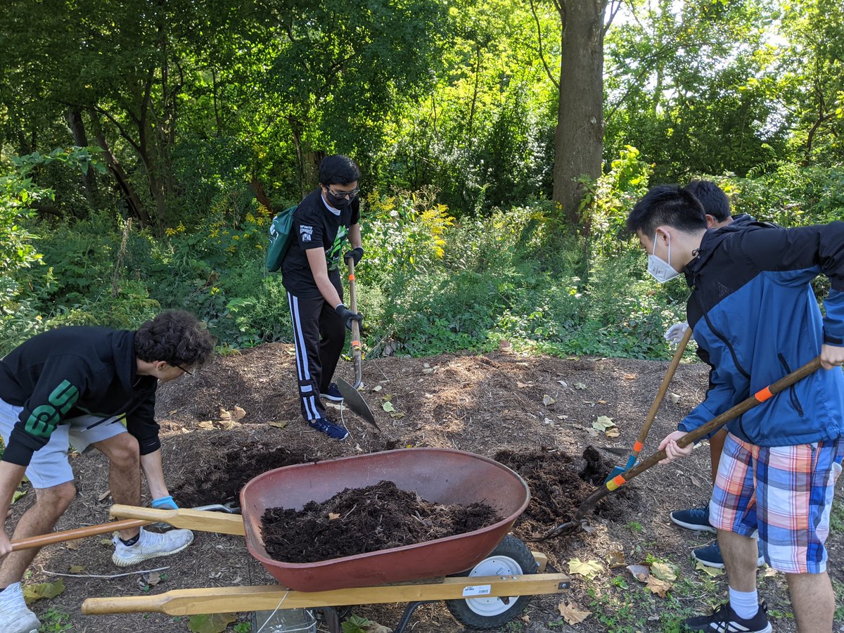 FrogForce's tweet photo. We hopped our way to Merriman Hollow in Hines Park last Saturday. We partnered with @RougeFriends and focused on cleaning and maintaining the Pollinator Gardens! We had fun and toadally enjoyed helping our community out! @FIRSTweets @FRCTeams @NCSD 

#FIRSTGameChangers https://t.co/tFK4pcQeTy