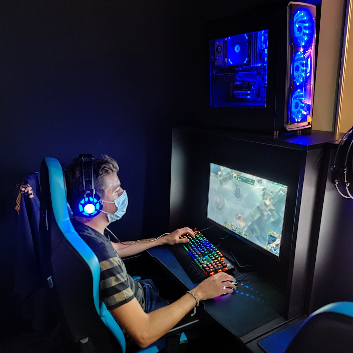 OhMyGameLeon's tweet photo. ¡Qué fácil es pasarlo bien en OMG! 😎 
Vente a la PlayRoom y jugad hasta que os canséis 👾. 
Podréis recuperaros luego con una cena bien rica 🍔

Te esperamos de martes a domingo de 17:00 a 00:00 🕛 https://t.co/thBt4nKWau