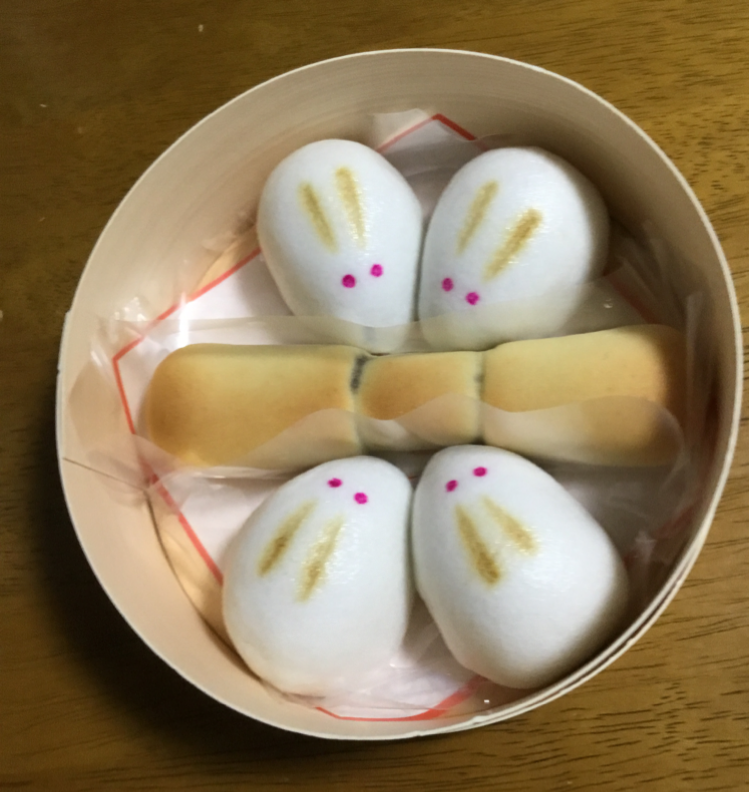 rika0852's tweet photo. 昨日は中秋の名月。
母が和菓子屋さんでこんなものを買ってきてくれました。 https://t.co/EYADdlpVE9