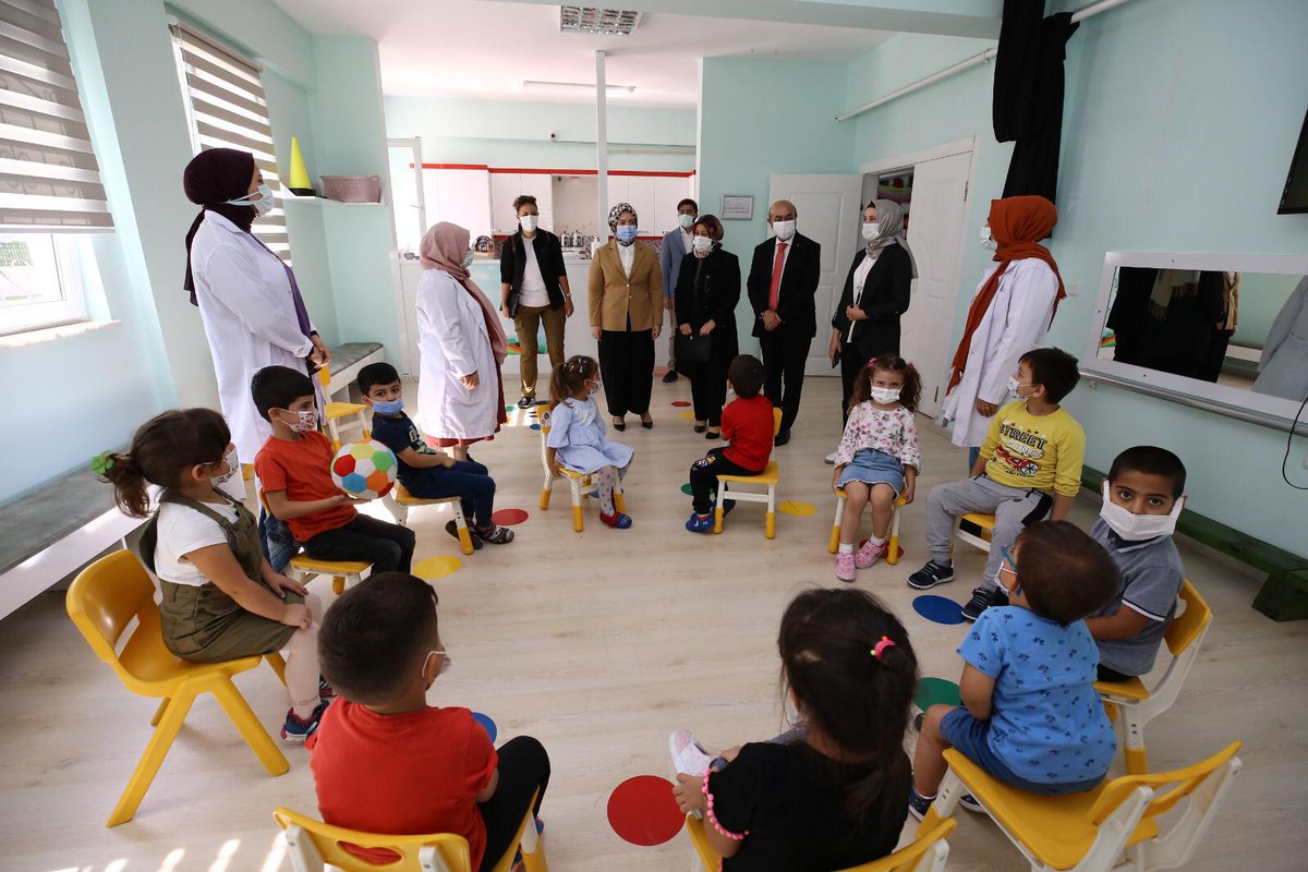 Aksaray_MEM's tweet photo. Valimiz Sn.@hmzaydg’nun eşleri Sn.Emine Aydoğdu Hanımefendi, İl Milli Eğitim Müdürümüz Sn.Hacı Ömer Kartal ve eşleri Sn.Sebiha Kartal Hanımefendi ile TFF Özel Eğitim Anaokulumuzu ziyaret ettiler. 
Nazik ziyaretleri için kendilerine teşekkür ediyoruz. https://t.co/GrQq2YA6Zf