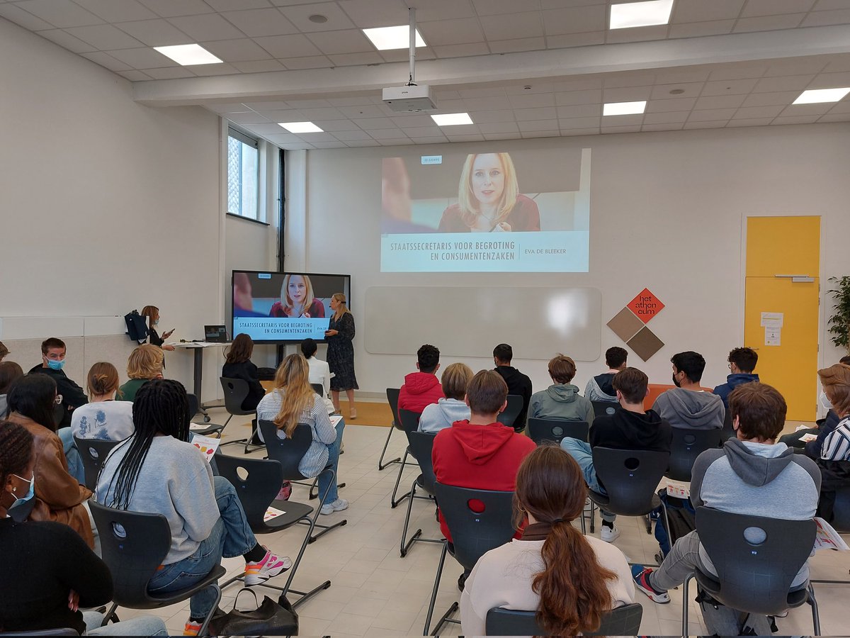 Aftrap scholentournee #consumentenbescherming! <a href="/EvaDeBleeker/">Eva De Bleeker</a> als gastleerkracht voor de klas om jonge consumenten bewust te maken van online gevaren zoals phishing en namaak #trapnietindeval #temooiomwaartezijn