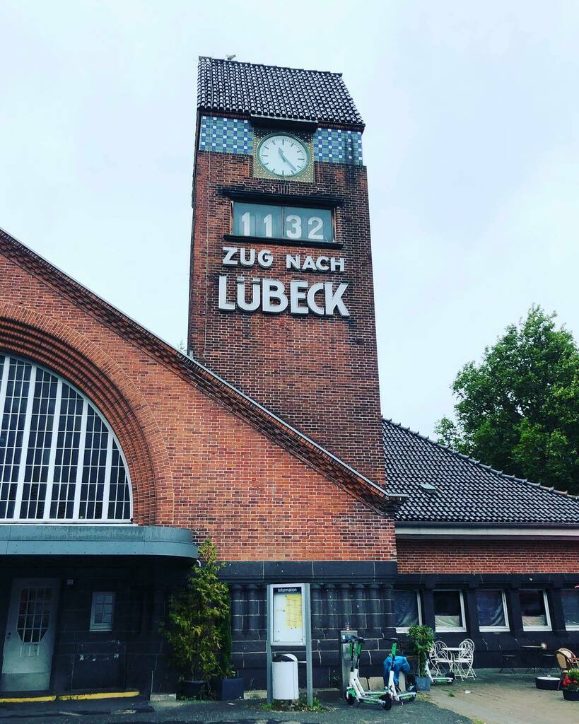 schomberg's tweet photo. Der #Bahnhof von #Travemünde könnte im Innern durchaus einige Seiten eines #LostSpaces-Bildbandes zieren. 

Aber diese #Uhr in #GROSSANZEIGE, wann der nächste Zug nach #Lübeck fährt, ist vor allem für die ältere Kundschaft - also mich - enorm hilfreich. … https://t.co/gR7AtRvVZN https://t.co/JwCXTs9A8q