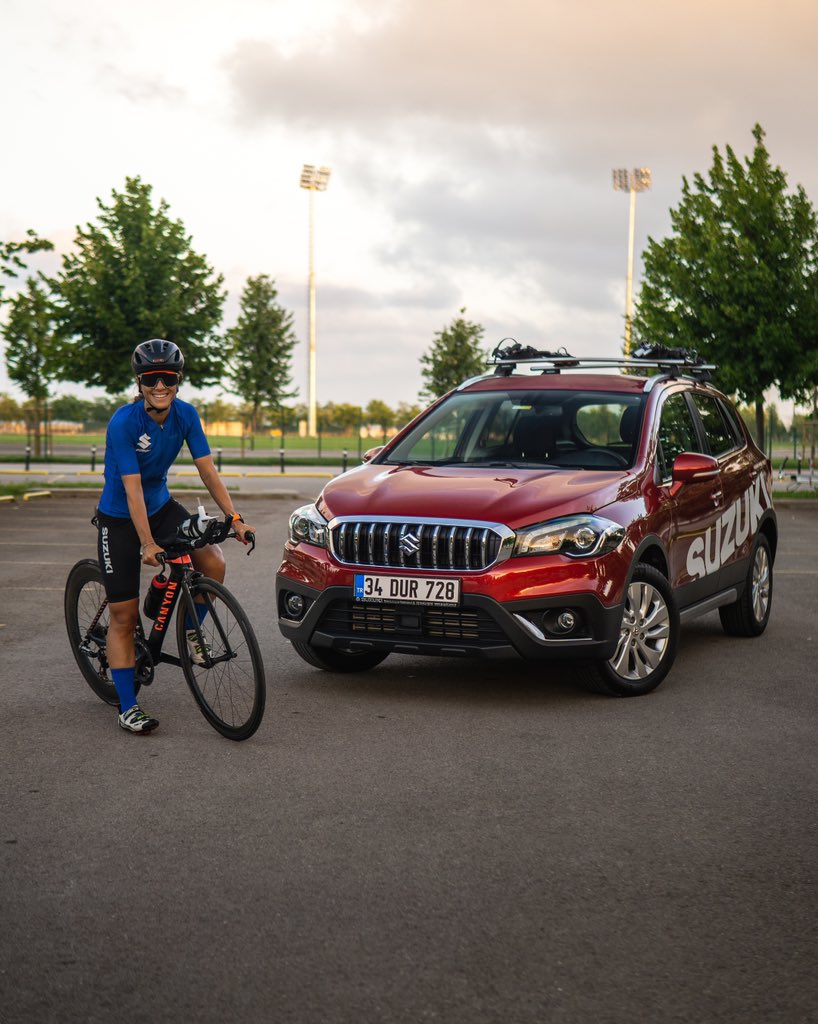 Suzuki_TR's tweet photo. Günü iyi tamamlamak için gerekli olanlar: Triatlet Merve Güney enerjisi ve Suzuki Akıllı Hibrit Teknolojisi verimliliği. ⚡
#Suzuki #SX4SCross #İyiKiSuzuki https://t.co/7NDQ6qgvaE
