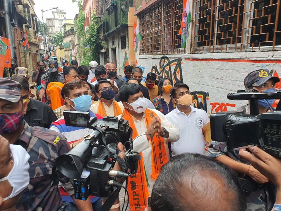BJP4Bengal's tweet photo. ভবানীপুর বিধানসভা উপনির্বাচনে বিজেপি প্রার্থী লড়াকু নেত্রী প্রিয়াঙ্কা দিদির সমর্থনে নির্বাচনী প্রচারে উপস্থিত ছিলেন রাজ্য সভাপতি @DrSukantaBJP এবং সাংসদ শ্রী @JyotirmayBJP https://t.co/9x9Lr2lbx5