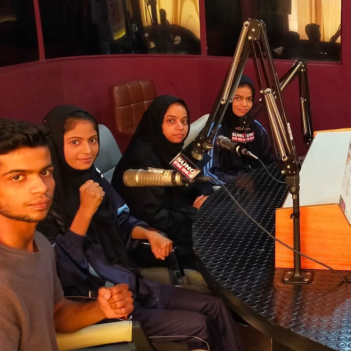 SUNOFM894's tweet photo. We were pleased to welcome the boxing champs Nimra, Asiya, Bakhtawar & Mahnoor on-air yesterday in #ChooLoAsmaan.
#SunoFM894 #PakistanLargestFMNetwork #sports #Pakistaniboxers #boxers https://t.co/t7x53c5TXT