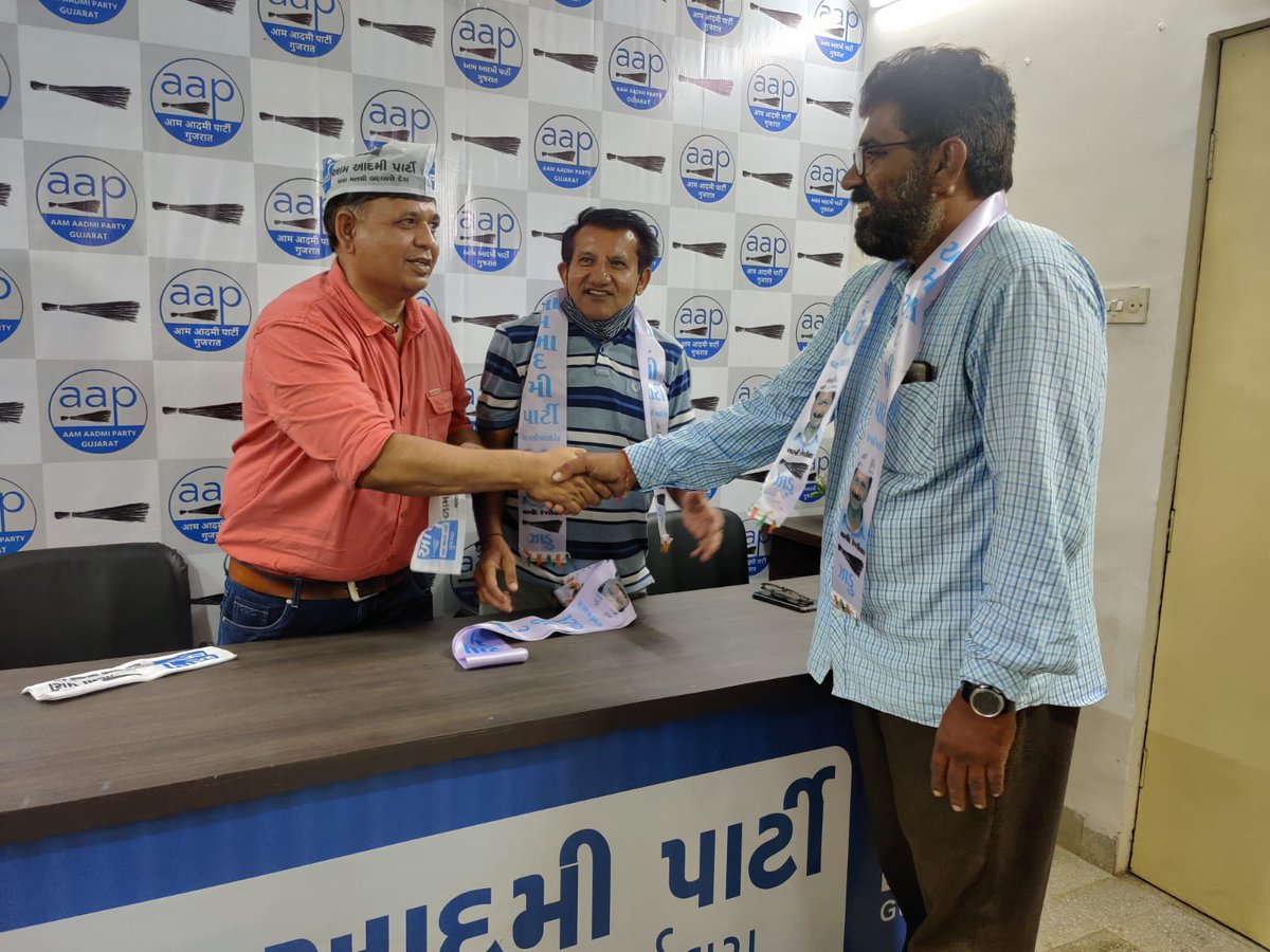 लोकशाही पार्टी (सेकुलर) गुजरात की पुरी टीम आम आदमी पार्टी के नेतृत्व में जोइनींग कीया है। आम आदमी पार्टी में शामिल हो गई है। सारे सदस्यों को अभिनंदन।