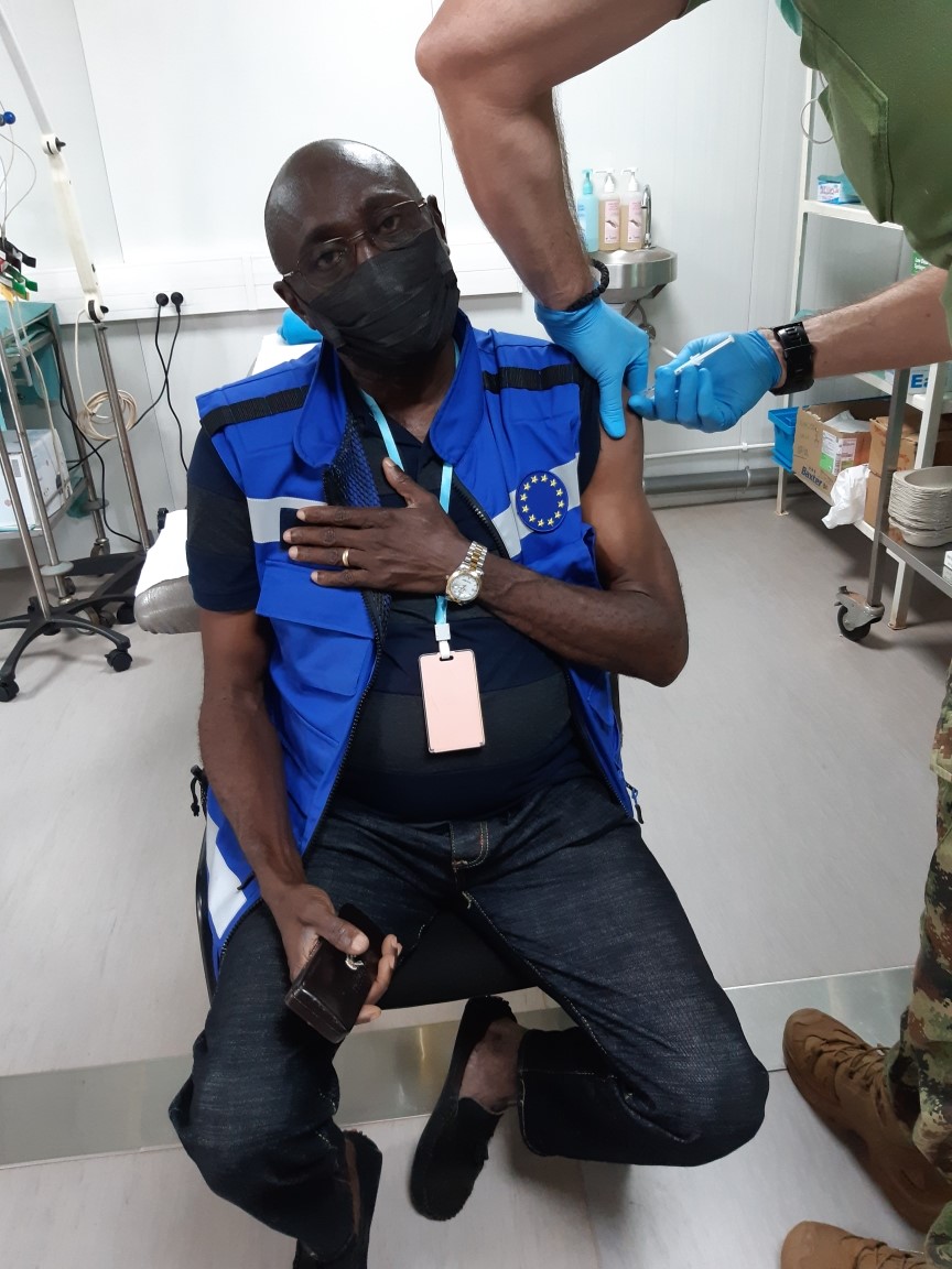 EUAM_RCA's tweet photo. The Covid pandemic continues to pose a major health risk. Therefore, @EUAM_RCA is offering its Central African mission members the opportunity to be vaccinated. This week, 8 members took advantage of this opportunity to protect themselves and others. #VaccToNormal https://t.co/hjxYHEPXdU