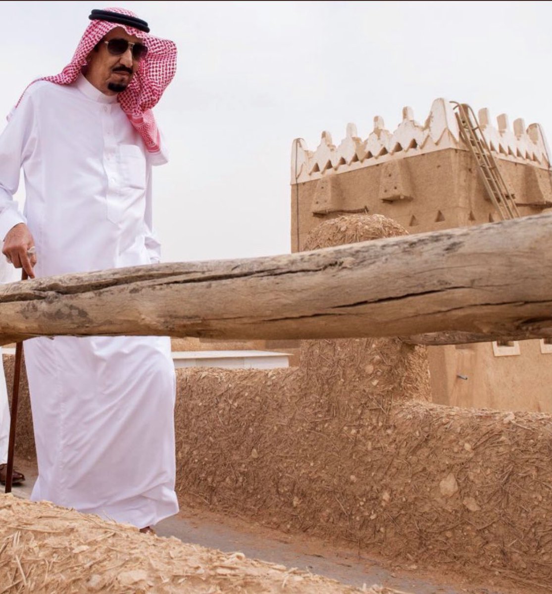 #اليوم_الوطني_السعودي_91    الوطن ليس مفردة نرددها فقط، الوطن عشق وانتماء واخلاص وفداء.
ندعو الله أن يحفظ وطننا وولاة امرنا، وأن يديم علينا نعمة الأمن والامان والاستقرار.
#هي_لنا_دار