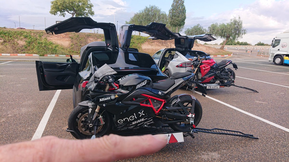 I knew this was coming but I'm still surprised. These guys arrived to our <a href="/Cartagenatrack/">CircuitoCartagena</a> @motovudu event from Holland in electric  cars carrying electric bikes...