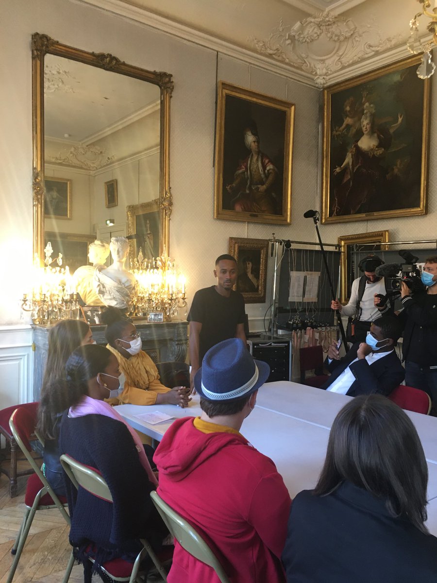 Karim de l’association ⁦<a href="/tetesdelart/">Les Têtes de l'Art</a>⁩ inaugure la quinzaine de la harangue à la ⁦<a href="/ComedieFr/">Comédie-Française</a>⁩ « Et si …l Ecole c’était aussi la vie »? ⁦<a href="/LaBelleHarangue/">La Belle Harangue</a>⁩ ⁦<a href="/ftvculturebox/">francetv culturebox</a>⁩