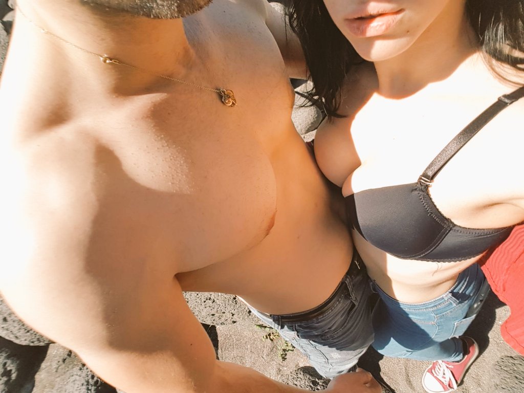 UnlimitedOrgasm's tweet photo. Goodmorning guys🧡 we're on the beach today... Guess what we're going to do now secretly🤫 #unlimitedorgasm @PornhubModels #AmateurHotBody #couplefun #Voyeurist #exhibitionism https://t.co/CUSvxd35Vg