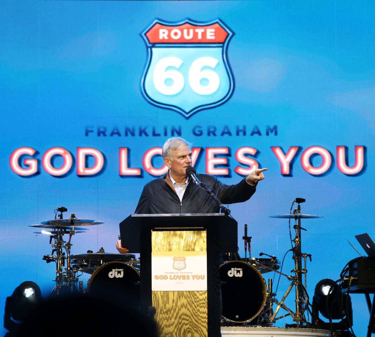 Franklin_Graham's tweet photo. The Bible says, “all have sinned &amp; fall short of the glory of God.” We need God’s forgiveness. I told the crowd at the @WWTRaceway that if you’re willing to turn from your sins &amp; trust Jesus Christ as your Lord &amp; Savior, He will forgive you of your sins &amp; cleanse your heart. https://t.co/AP0C6bVC68