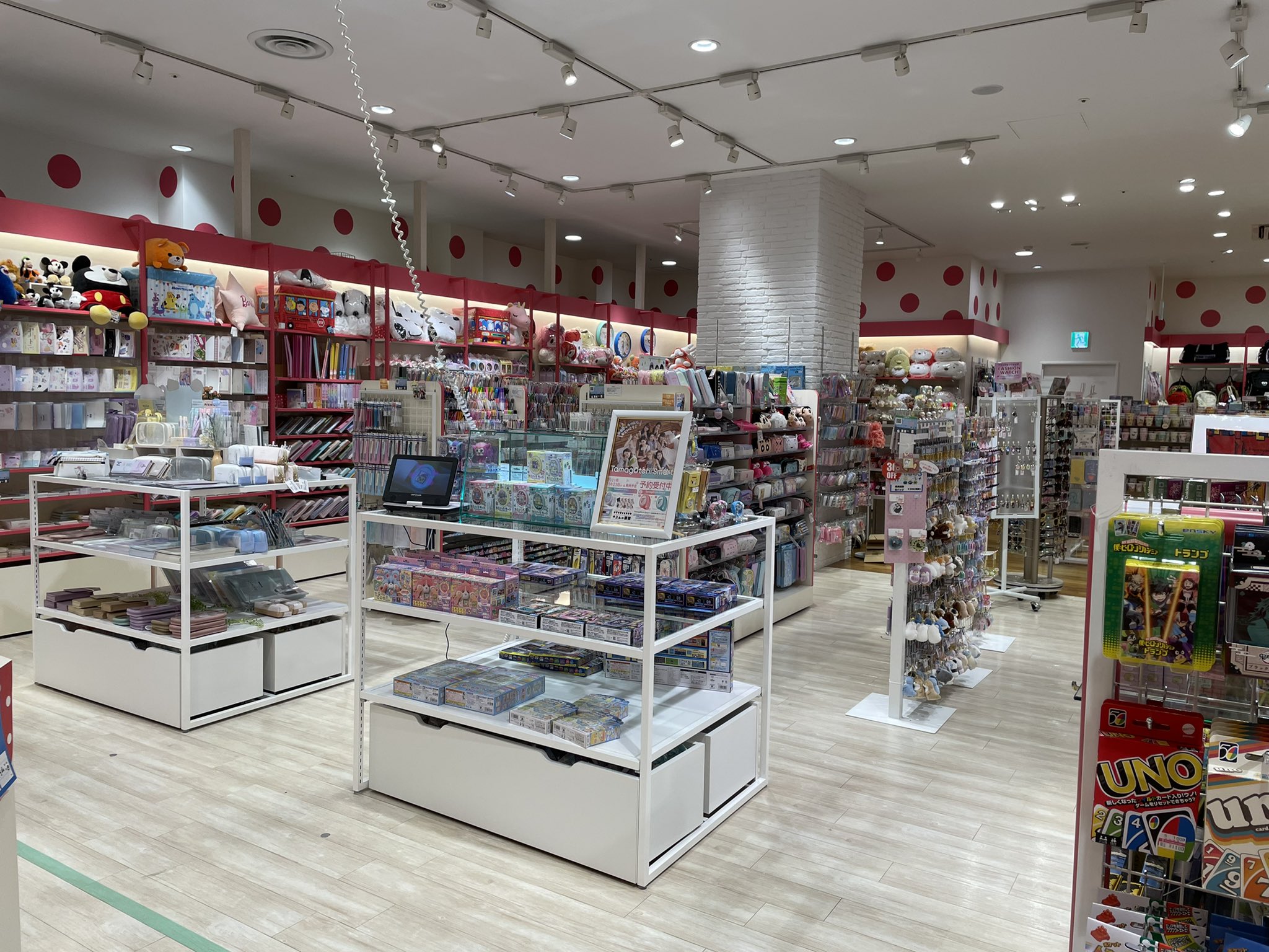 Strawberry Holic Strawberry Holicがこ んなに広くなりました 人気アパレルブランドalgyなどたくさん取り扱い商品が増えました 皆様のご来店お待ちしております イオンモール岡山 雑貨 Algy ステーショナリー ギフト T Co
