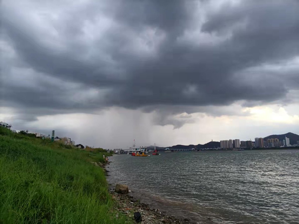 tjPQQEY8DIjO2tg's tweet photo. the same time and location but the opposite direction  ...see the second the sky is connected to the river by the rain https://t.co/h3RN3I0cJ7
