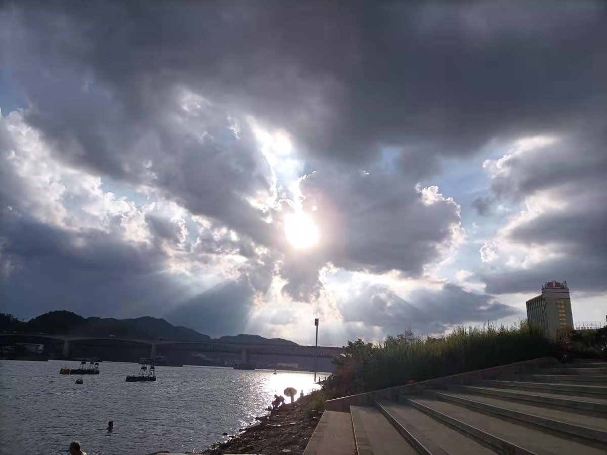 tjPQQEY8DIjO2tg's tweet photo. the same time and location but the opposite direction  ...see the second the sky is connected to the river by the rain https://t.co/h3RN3I0cJ7