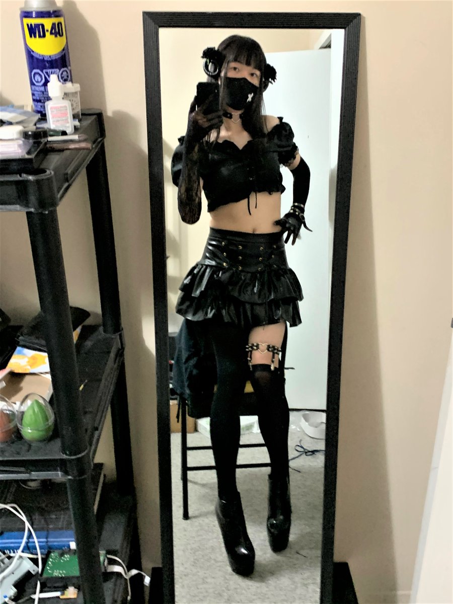 0x044414D0's tweet photo. 虽然咱主要玩cla系lo，基本上不会露出什么肉的。不过偶尔尝试一下不同的风格也蛮不错呢。
超高跟+皮裙+皮手套，露肚脐+半绝对领域+吊袜带。感觉超A。恶魔角配上黑色齐刘海也很有小恶魔的感觉。最重要的是，超涩！
不听话的小孩会被姐姐抓起来吃掉哦。
#伪娘 #女装 #crossdress #超高跟 #皮裙 #绝对领域 https://t.co/5iFC2Tj7yq