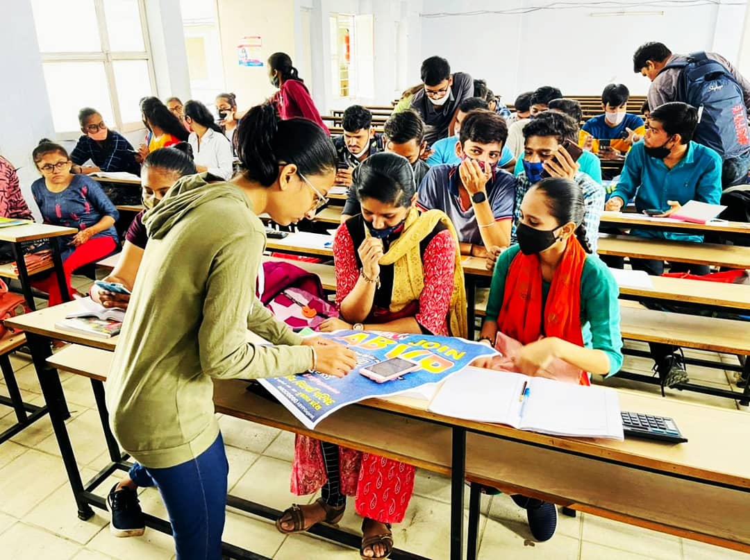 ABVPGujarat's tweet photo. #ABVPKarnavati દ્વારા કર્ણાવતી મહાનગર ના વિવિધ કેમ્પસમાં સદસ્યતા કરવામાં આવી.

#JoinABVPGJ
#JoinABVP
#ABVPGujarat https://t.co/uLcQ91Xjt6