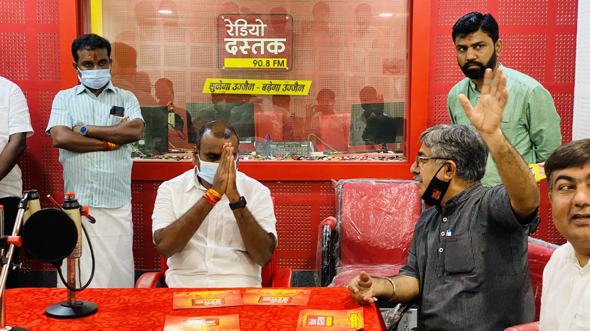 DrLMurugan's tweet photo. Visited the only (CRS) of Ujjain, Radio Dastak 90.8 FM.This professionally managed (CRS) is providing contemporary information to lakhs of people of the city.#MIB has recognized its efforts with National Community Radio Awards in Creative/Innovative Community Engagement segments. https://t.co/FqLkjjLEpA