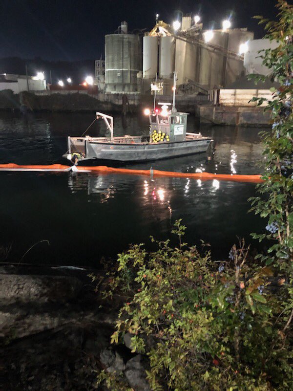 EcologyWA's tweet photo. If you see us and the @USCGPacificNW on the Duwamish tonight, it’s because we are responding to a cooking oil spill from a local facility. Only about a gallon got into the river, but we’ve boomed the area as a precaution. https://t.co/NHYM0MUCmi