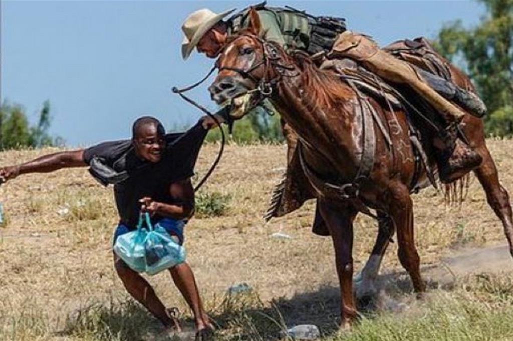 casamacombo's tweet photo. Questa foto è molto difficile da condividere.
Fa male.
Cittadini haitiani respinti verso il Messico (a suon di frustate) dalla border patrol statunitense anno 2021. https://t.co/ByqUX8hQkW
