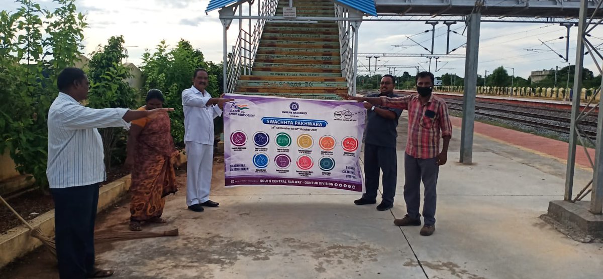 SCRailwayIndia's tweet photo. South Central Railway Celebrate #SwachhtaPakhwara
Staff undertaking #SwachataPledge at Vejendla railway station, Guntur Division
#SwachhRail #SwachhBharatMission
#SwachhRailSwachhBharat @RailMinIndia https://t.co/nUSZBUkcDq