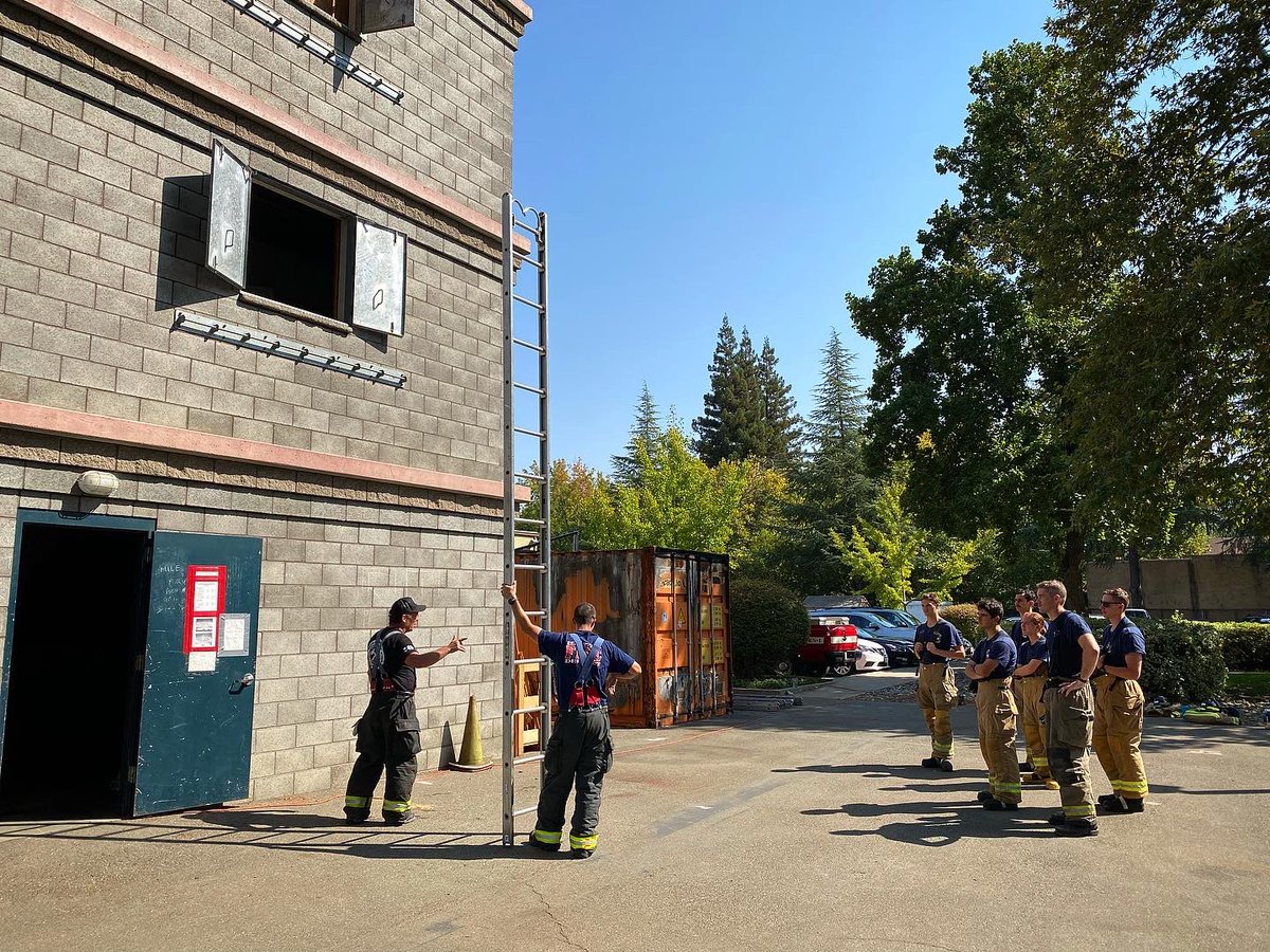 JakeMiille_Fire's tweet photo. Proud to be a part of the Truck Operations class at the Butte College Fire Academy. The new recruits got an intro to aerial ladder operations, primary search techniques and ‘Dana’s Ladders’. Great program led by a couple of legends. #ButteFireAcademy @buttecollege https://t.co/wZaxnL2sDa