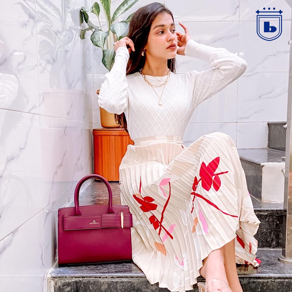 binnys_world's tweet photo. Add a hint of color to your outfit with a fashionable bag that will also complete your look!
.
.
#Binnys #BinnysWorld #HandBags https://t.co/IhKDcGOcXp