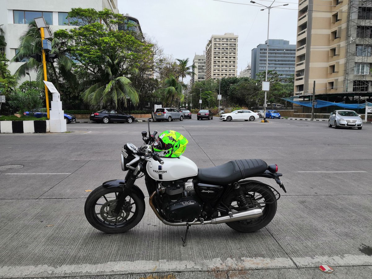 unmappers's tweet photo. @MumbaiPolice Green MT helmet worth INR 5000 got stolen at walkeshwar(outside lodha seamont) last night between 9 pm and today morning 9 am. bike was parked outside on road. please help me find it with cctv footage, suspicious of a white activa parked nearby https://t.co/7x6PU7EXxL
