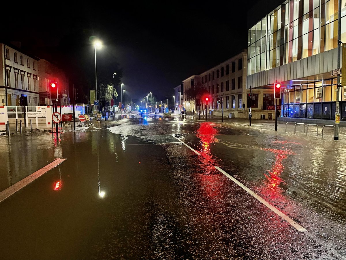 Road Closed - Oxford Road is closed in both directions between Booth Street West and Grafton Street outside the University due to a serious water leak, causing major flooding on the road. Sgt K
