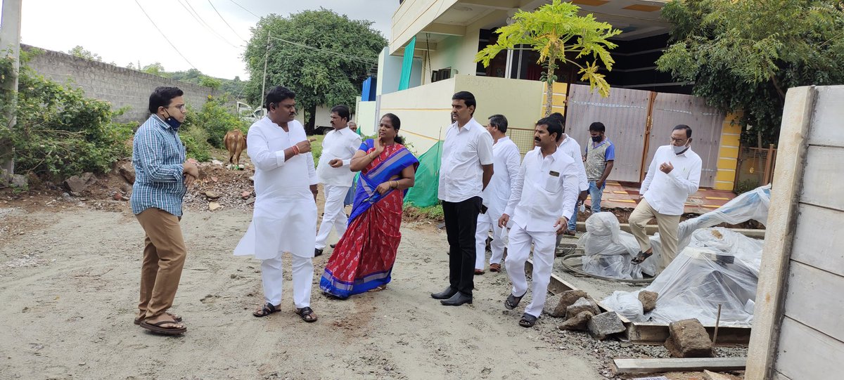 ArunaSurendhar's tweet photo. నాగోల్ డివిజన్ ఫత్తుల్లగూడ లో నూతనంగా నిర్మిస్తున్న సీసీ రోడ్డు పనులను పరీశీలించిన కార్పొరేటర్ చింతల అరుణ సురేందర్ యాదవ్ గారు .....
@GadwalvijayaTRS @GhmcMayoroffice @GHMCOnline @ZC_LBNagar https://t.co/Mpv5czSS9B