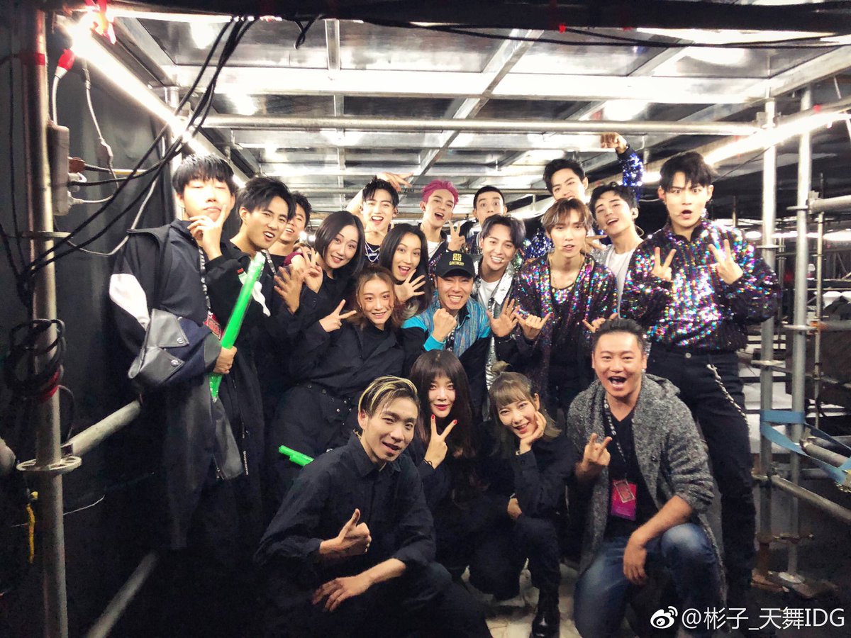 nahz_oaix's tweet photo. It’s idol Xiao Zhan 🐰 backstage! https://t.co/MpUJpvOxIy