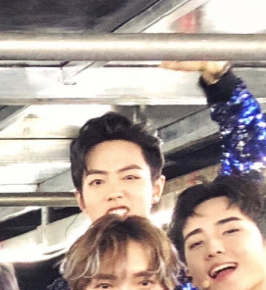 nahz_oaix's tweet photo. It’s idol Xiao Zhan 🐰 backstage! https://t.co/MpUJpvOxIy