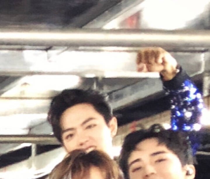 nahz_oaix's tweet photo. It’s idol Xiao Zhan 🐰 backstage! https://t.co/MpUJpvOxIy