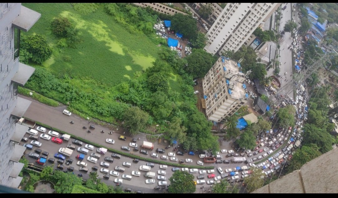amolgodisgreat's tweet photo. There is a Nahur Bridge after this point. The road above the bridge is full of pot holes. The repair was was done 10 days back . Dont know what material was used the road is again full of pot holes. Please do find some long term solution.@MCGM_BMC @mihirkotecha @Tward https://t.co/tVapL22PqK