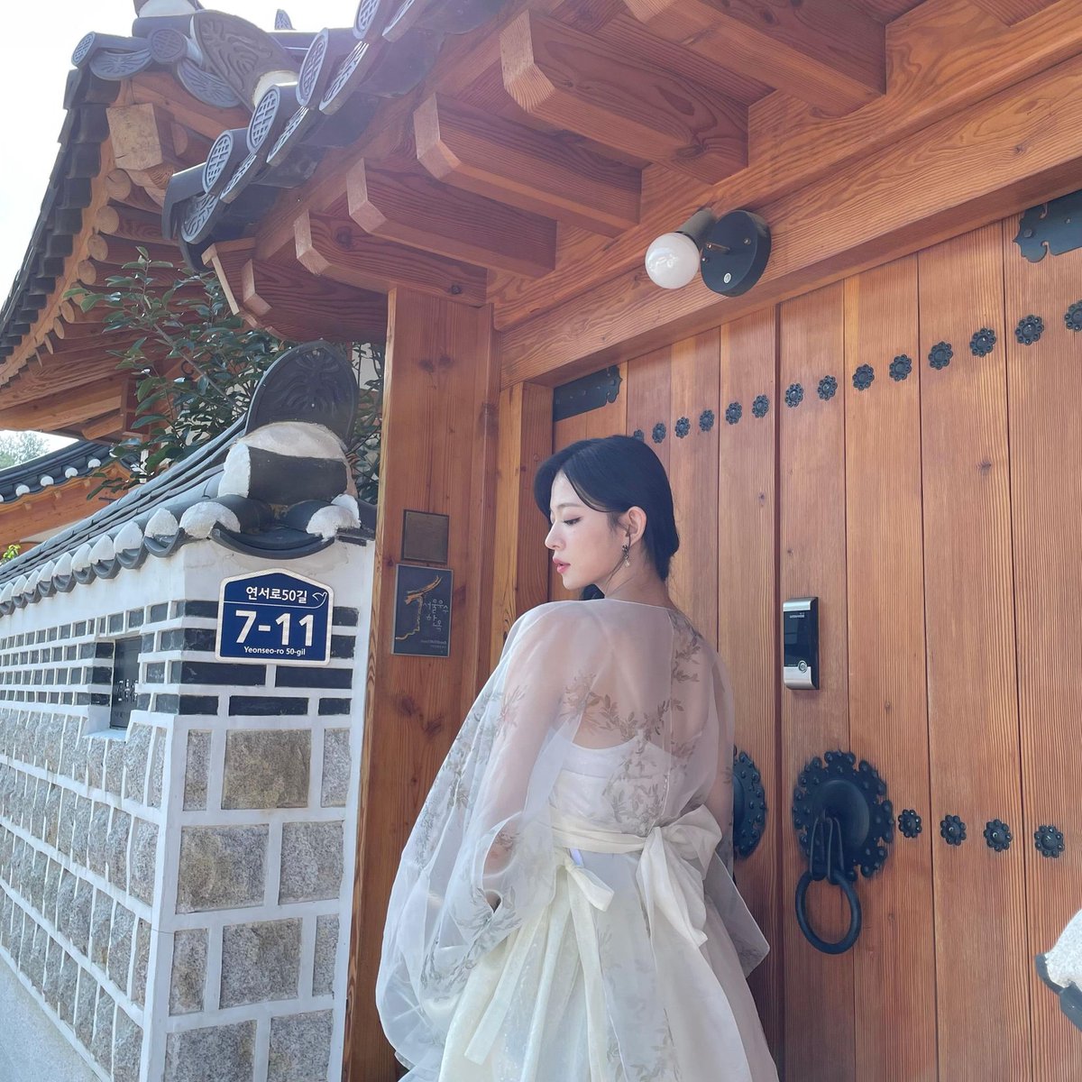 cyoungfr's tweet photo. ️ 

What you will do if meet a pretty girl like this at side-walk? Im a bit curious. but more curious, of how was your chuseok day Flovers?

 ️ https://t.co/u6yXpNSr5f