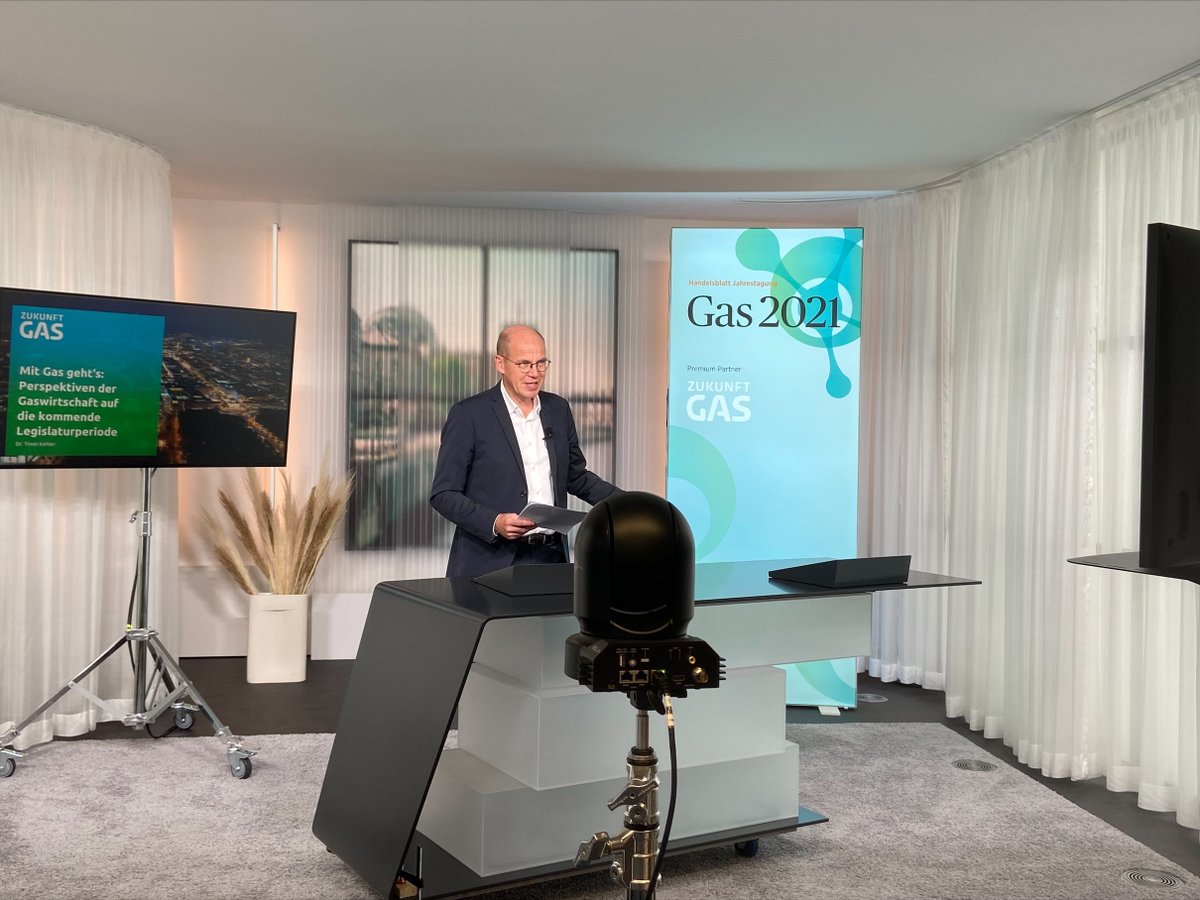 gas_und_h2's tweet photo. Die diesjährige Handelsblatt Jahrestagung Gas findet digital und z.T. aus unserem Energiestudio in Berlin statt. Zum Auftakt gibt Dr. Timm Kehler, Vorstand Zukunft Gas, eine Einführung in die zukünftigen Perspektiven und die Transformation der Gaswirtschaft. #HBGas #Wasserstoff https://t.co/WvliAUUI9V