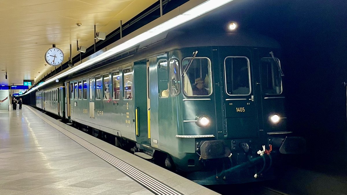 AndreasWiede's tweet photo. Vintage #SBB🇨🇭RBe 4/4 1405 unit (built 1959) together with two carriages, one of them in green #ÖBB 🇦🇹 livery 😉, leaving from #Zurich HB underground platforms a moment ago. This is an #Extrazug charter service operating for a group of railfans today. https://t.co/u2YhBDpU3i