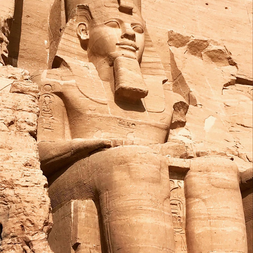 𓋹公式 𓋹a R G Travel Group𓂀安心 安全なエジプト旅行 ラムセス2世神殿 新王国時代第19王朝の王であり 建築王の名で馳せたラムセス2世が建立した神殿です アブシンベル神殿 エジプト 世界遺産 Egypt アブシンベル エジプト旅行