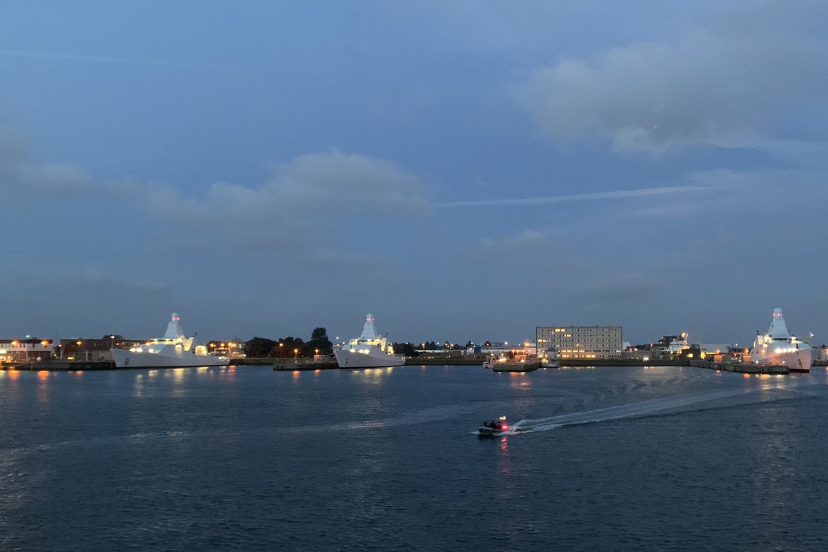Ra1phK1's tweet photo. Boottransfer in de vroege ochtend. #VLRD https://t.co/G68VDDd1wX