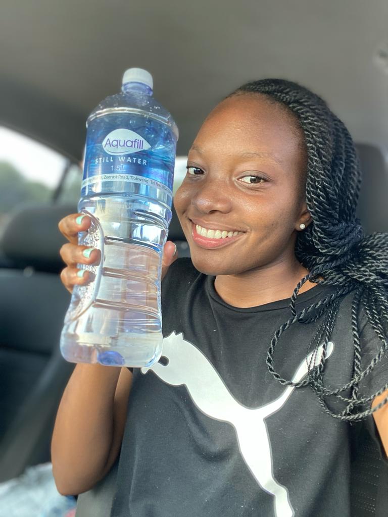 Zoe_Massy's tweet photo. A rule for healthier living? Less soda, More water. 
💧💧♥️😍 https://t.co/ihs9mJkkH3