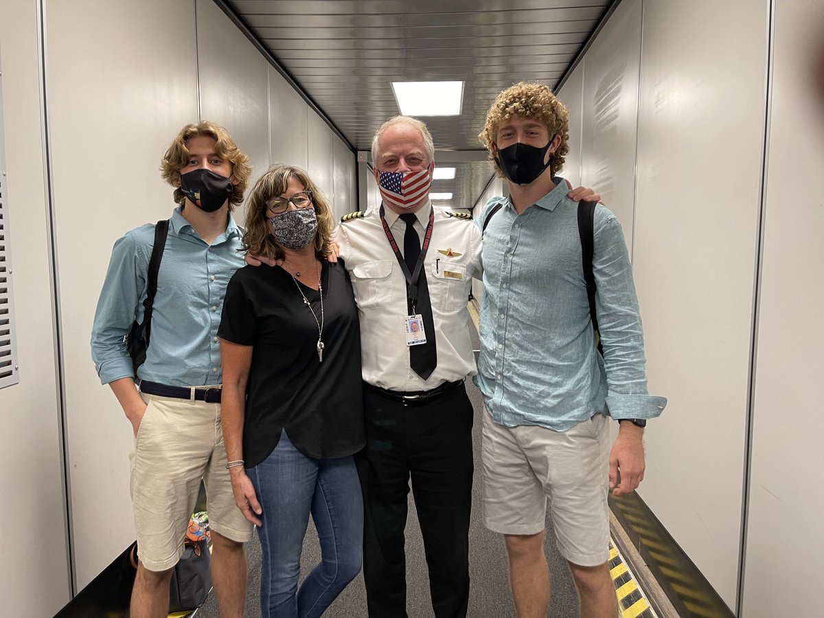 brandonbryanttv's tweet photo. SHOUTOUT: After 3 1/2 decades of service, this was my Cpt Robert Drake (my flight to AZ) last flight w/⁦@Delta⁩ Robert career w/Delta began in 1986. On board, his wife &amp; sons, &amp; the #Delta ATL crew one last time. Thank you for another safe flight &amp; happy retirement! ⁦ https://t.co/p22R3RdyJ1