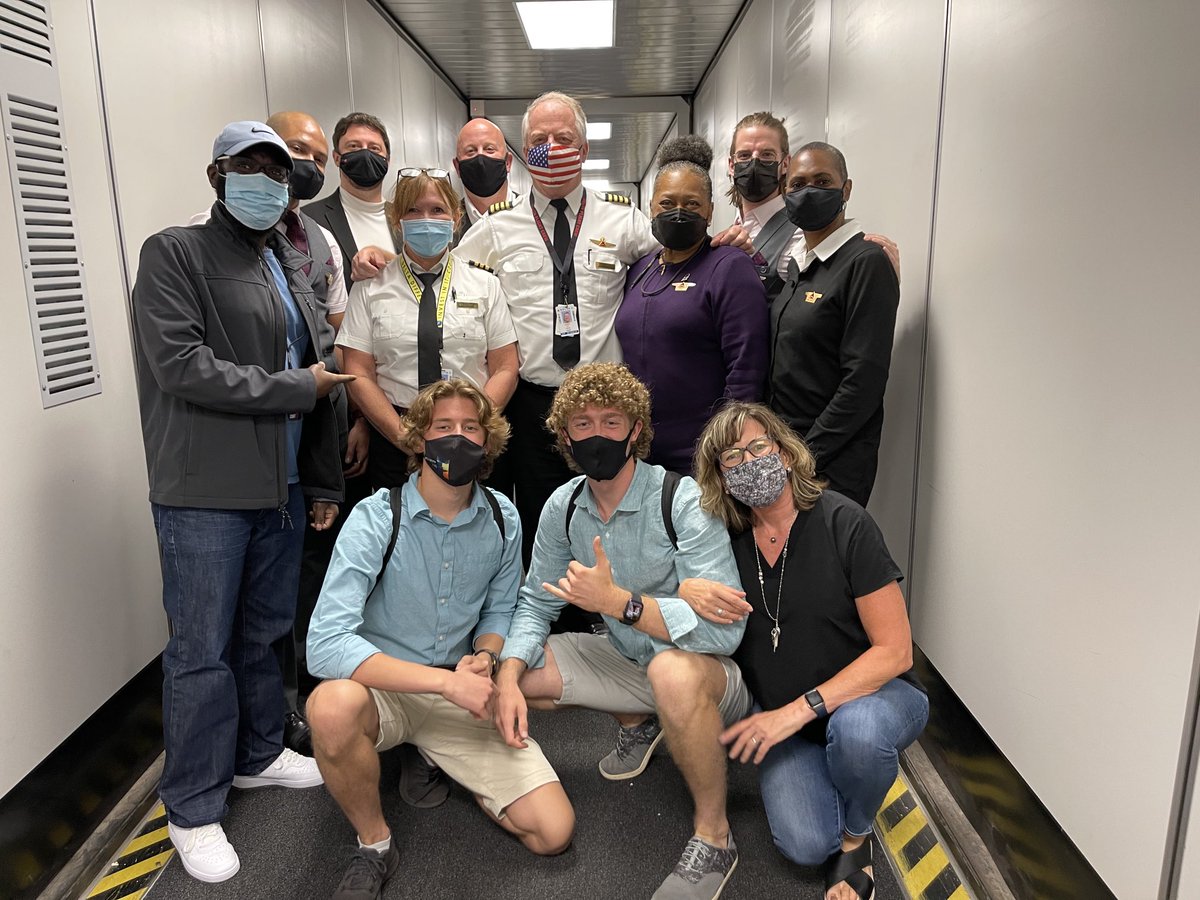 brandonbryanttv's tweet photo. SHOUTOUT: After 3 1/2 decades of service, this was my Cpt Robert Drake (my flight to AZ) last flight w/⁦@Delta⁩ Robert career w/Delta began in 1986. On board, his wife &amp; sons, &amp; the #Delta ATL crew one last time. Thank you for another safe flight &amp; happy retirement! ⁦ https://t.co/p22R3RdyJ1