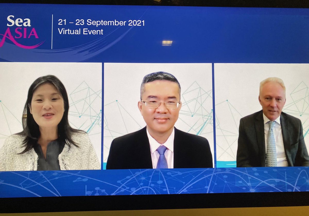 MissLynge's tweet photo. Great session at Sea Asia’s event! @cmacgm Asia Pacific’s CEO Stephane Courquin says he would like to see a paperless future in the #maritimeindustry when @leyhoonquah asked what the panel hoped to see in the future 🤗 #DigitalTransformation https://t.co/m1ztCSdm0i