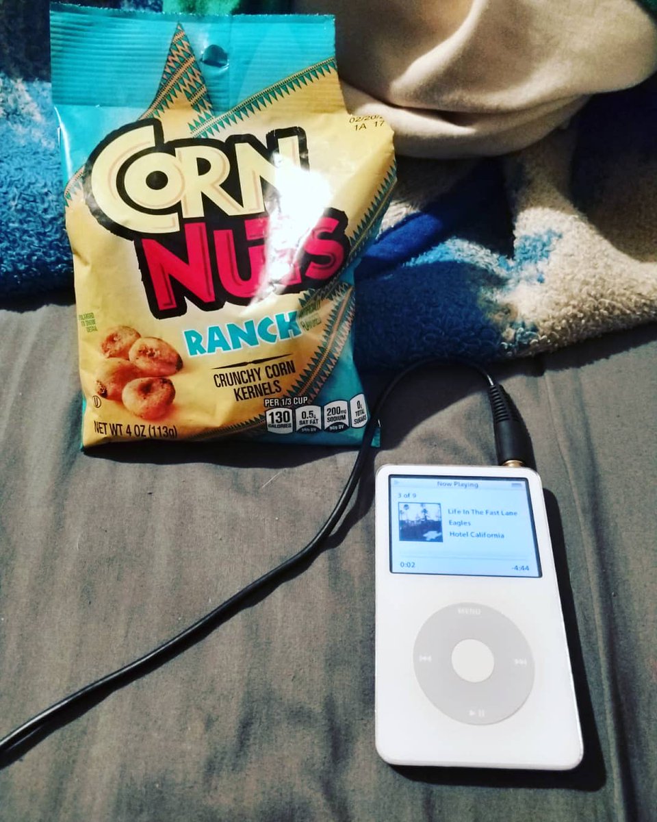 BeamTheDeer's tweet photo. Giving this iPod's old battery one last good squeeze before I install a bigger 3000mA battery. And what better way to do it than with one of the best rock albums of all time and a snack?
#ipod #ipodvideo #ipodclassic https://t.co/XzQOihDovX